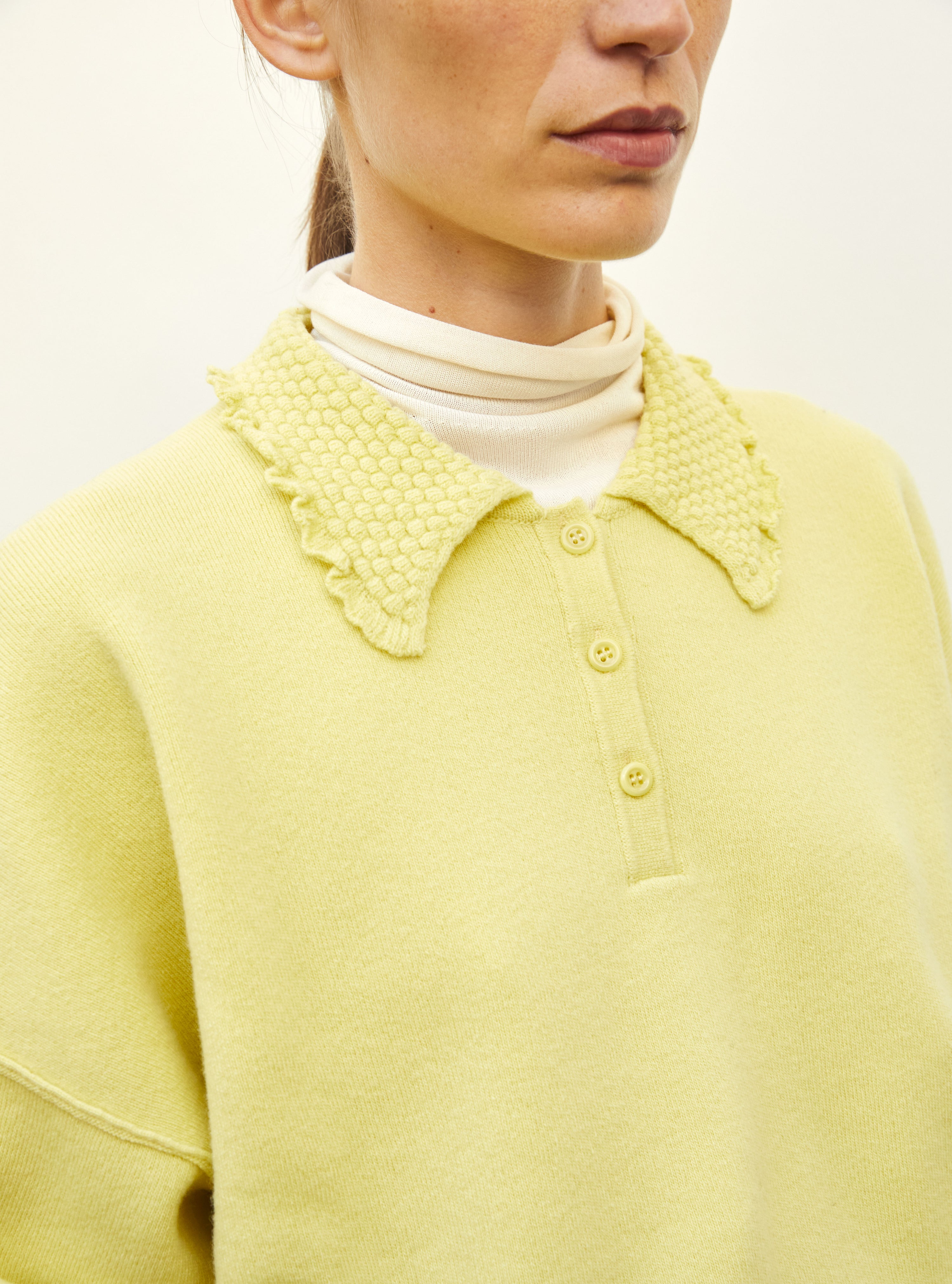 Top en maille de luxe Molli - Polo moelleux col volanté bouton d or