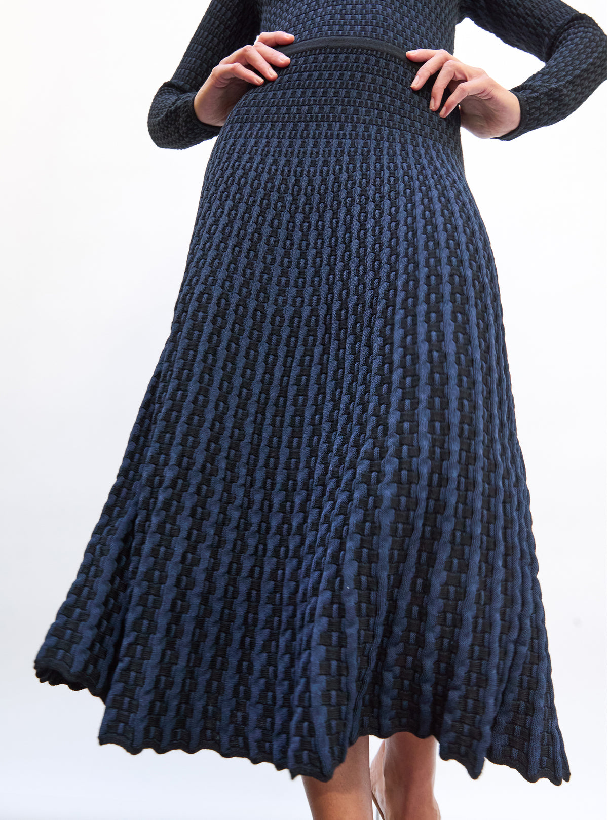 Robe en maille de luxe Molli - Robe fluide maille cannage noir profond
