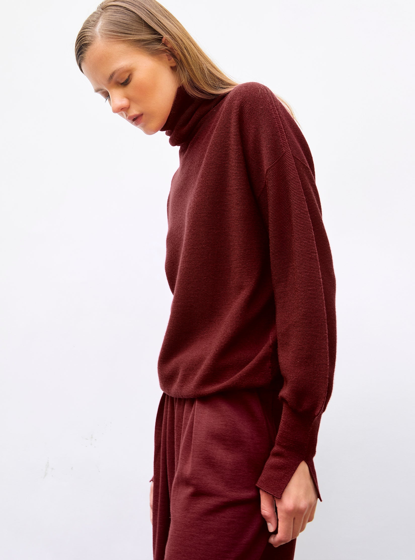Top fin maille point mousse col montant amarante - Pull de luxe