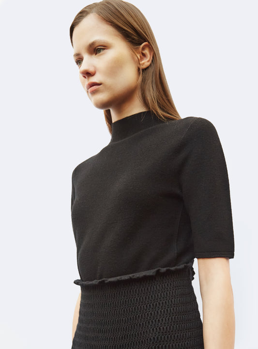 molli fine top with fitted, high collar