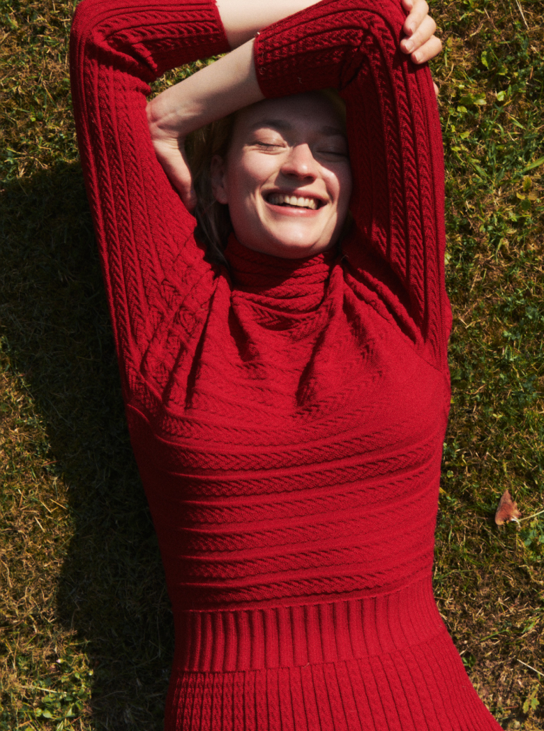 femme portant une robe longue rouge en laine fine