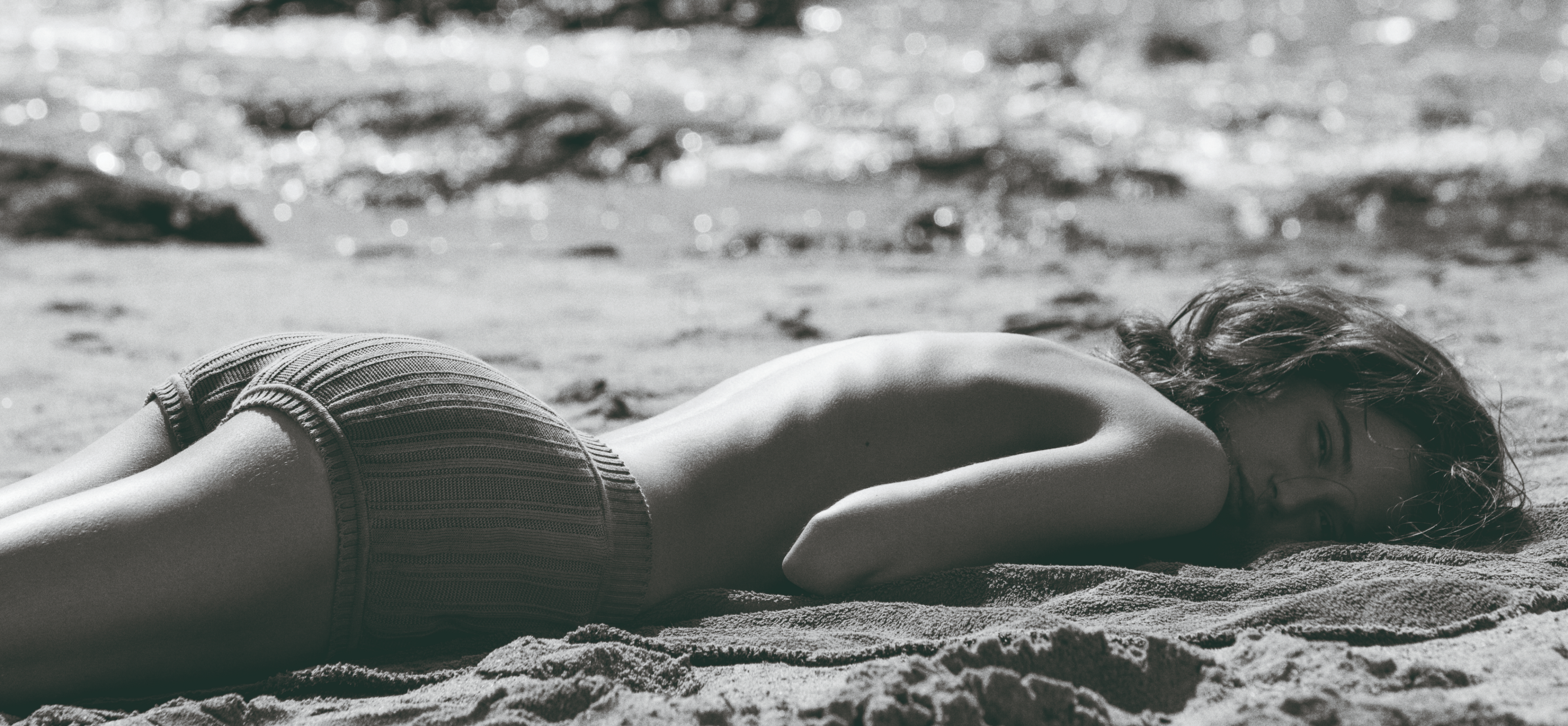 femme portant maille fine molli sur la plage