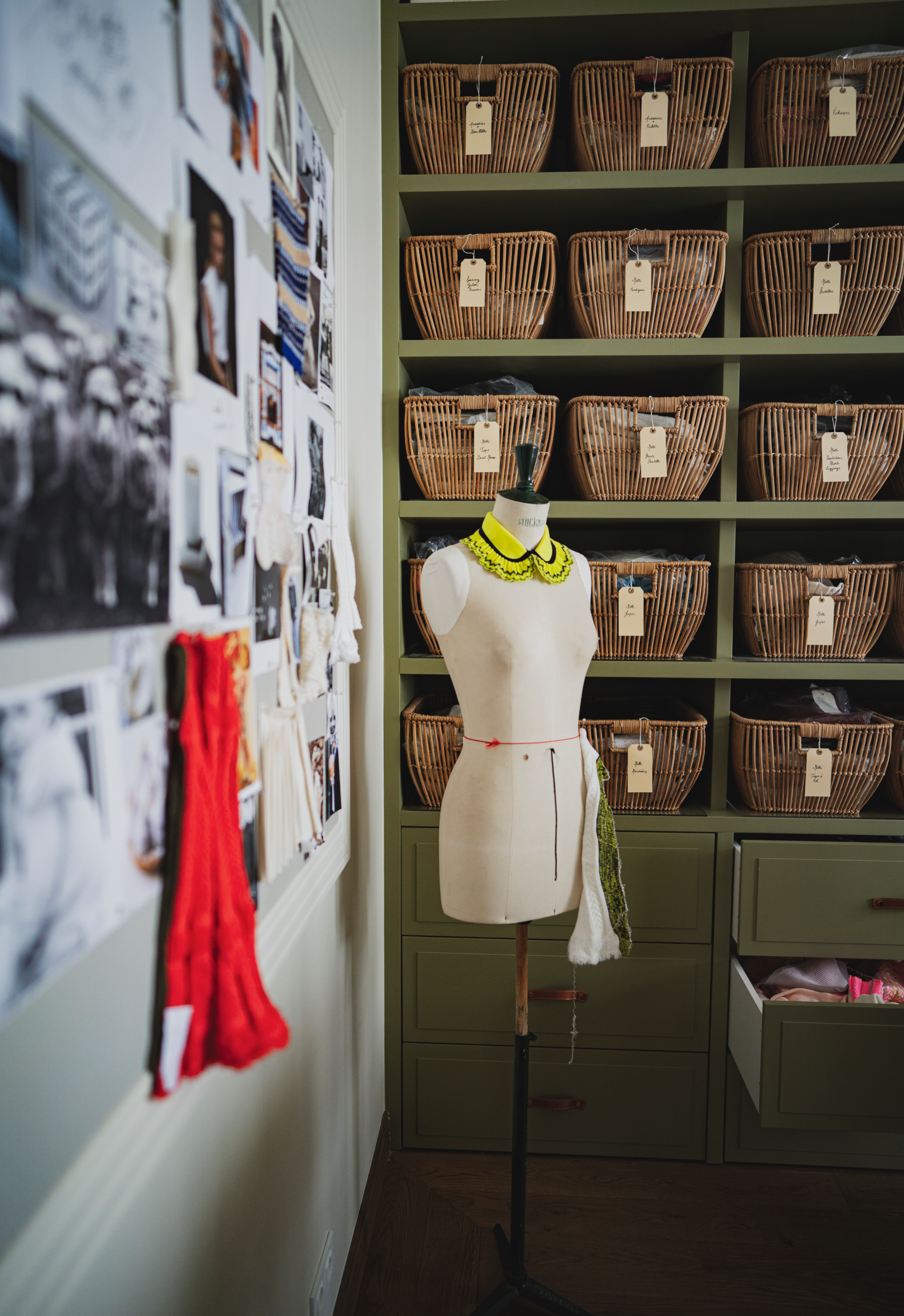 mannequin de couture avec un col en maille
