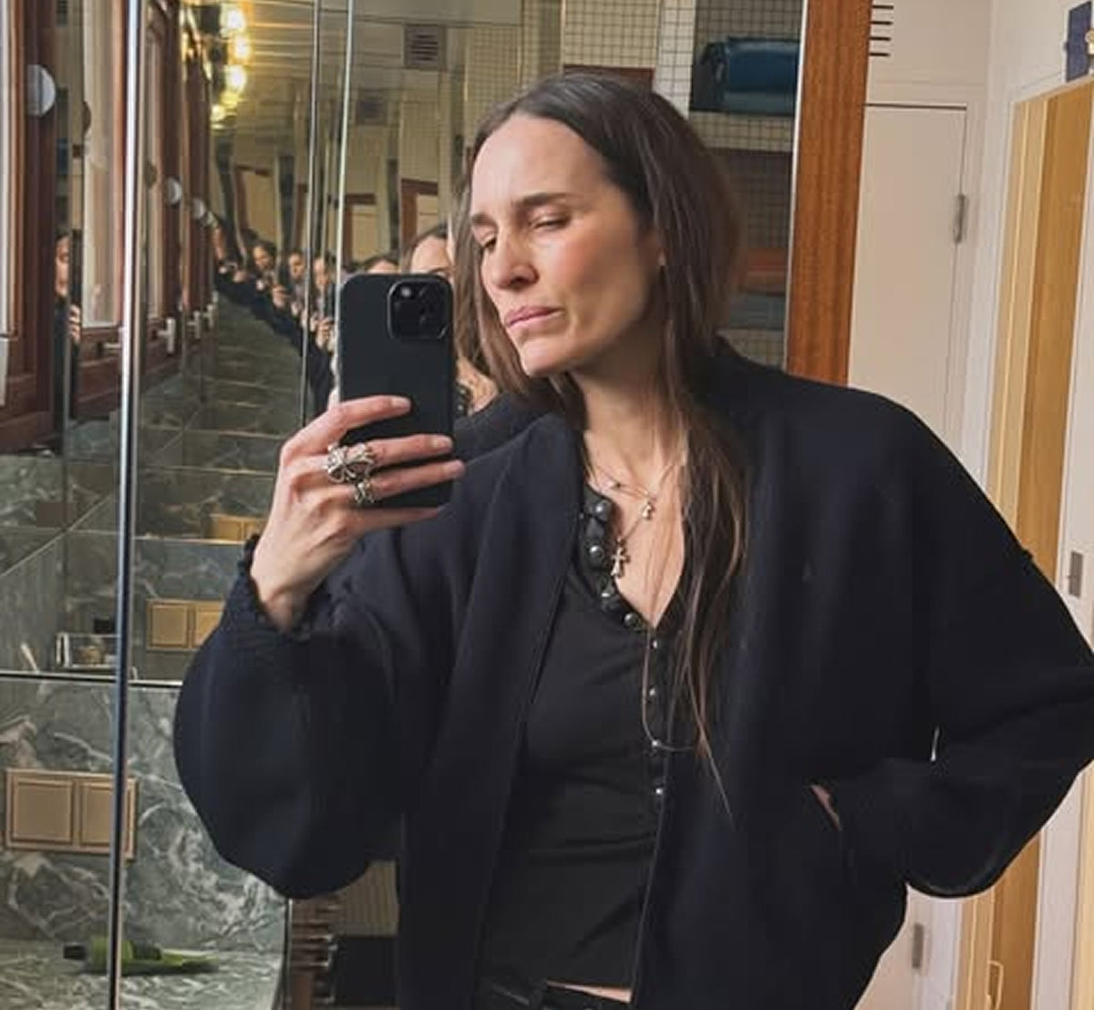 Marie Marot en chemise en maille Molli