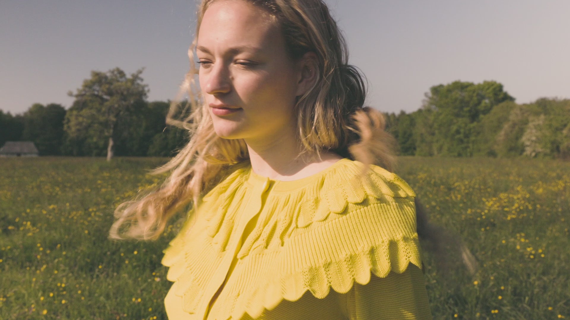 load video: blouse en maille fine à maxi col mimosa